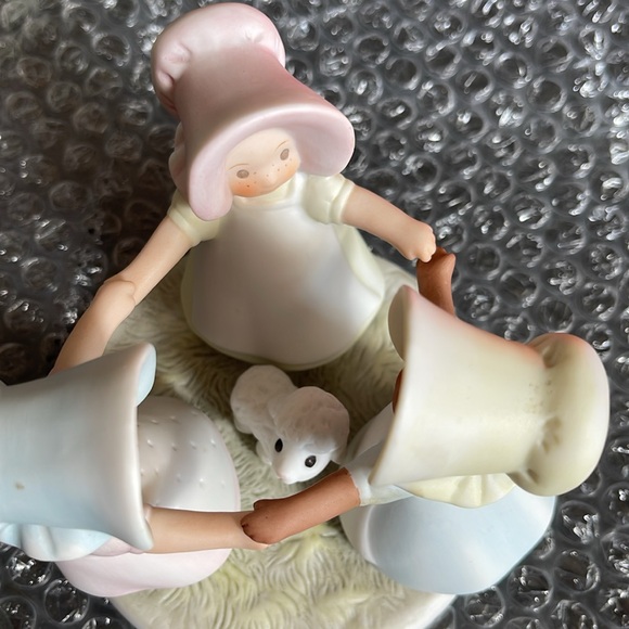 Vintage circle of friends made in 1990 by Homco sizes 5 x 5 all around - Picture 2 of 3